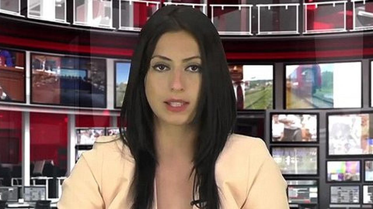 Ingin bugil di majalah dewasa, reporter TV seksi ini kena sanksi