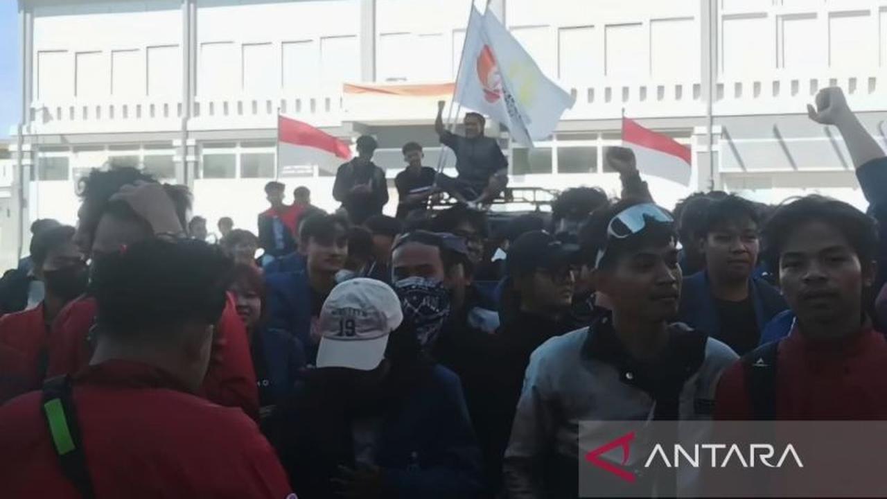 Fakta Unik: Melempar Mawar di Tengah Aksi Mahasiswa Surabaya, Tuntut Pembebasan Rekan