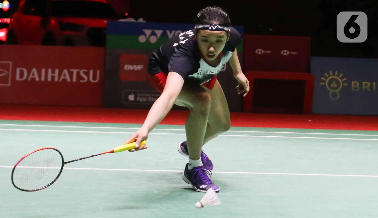 Pebulu tangkis tunggal putri Korea Selatan, An Se Young berusaha mengembalikan kok ke arah Carolina Marin dari Spanyol pada laga final Indonesia Masters 2023 di Istora Senayan, Jakarta, Minggu (29/1/2023). An Se Young berhasil menjadi juara di nomor tunggal putri Indonesia Masters 2023 usai mengalahkan Carolina Marin di final dengan skor 18-21, 21-18, dan 21-13. (Liputan6.com/Herman Zakharia)