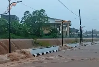 Dermaga Palabuhanratu meluap. (Liputan6.com/Fira Syahrin)