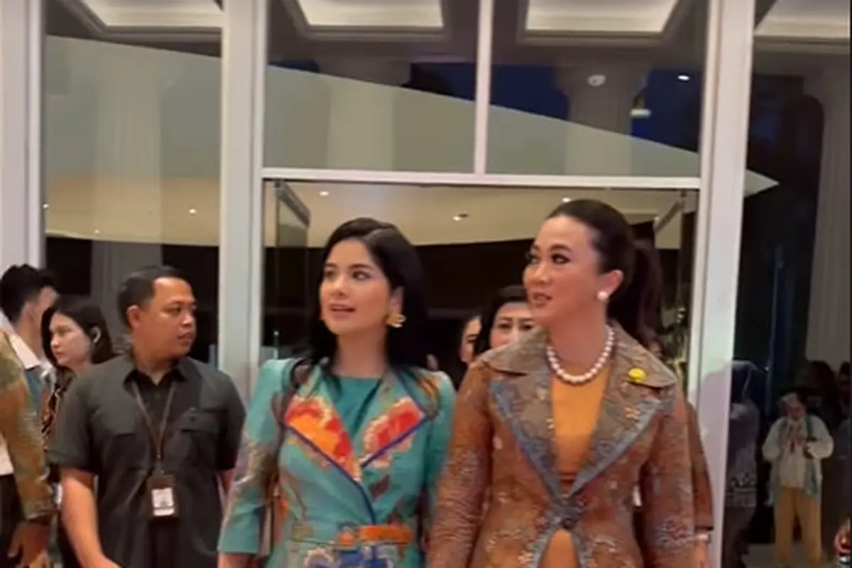 Potret Akrab Dua Istri Menteri Annisa Pohan dan Ayu Heni Rosan di Reopening Museum Nasional Indonesia, Tampil Feminin Kasual Kenakan Batik