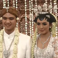 Pasangan Alisia Rininta dan Novian Herbowo yang baru saja resmi menikah terlihat bahagia saat berbagi cerita soal perjalanan cinta mereka berdua. Seperti apa?