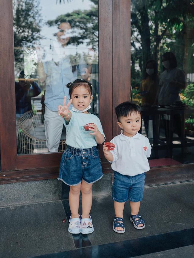 7 Potret Ulang Tahun Momo Geisha yang Harus Disekat Kaca Karena Positif Covid-19