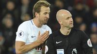Pemain Tottenham, Harry Kane (kiri) melakukan protes kepada wasit, Anthony Taylor pada lanjutan Premier League di King Power Stadium, Leicester, (28/11/2017).  Leicester City menang 2-1. (AP/Rui Vieira)
