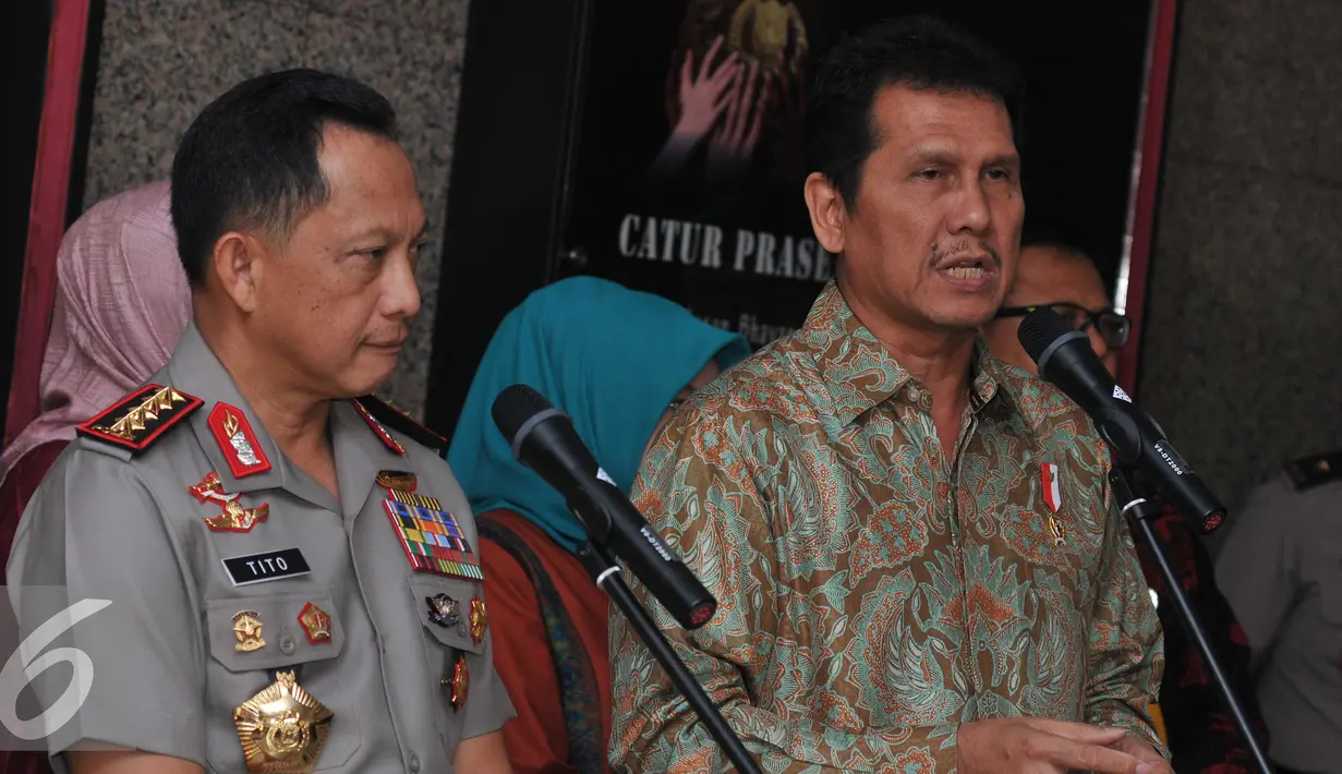 Menpan-RB, Asman Abnur (kanan) di dampingi Kapolri Jenderal Tito Karnavian memberikan keterangan kepada awak media usai mengadakan pertemuan tertutup di Mabes Polri, Jakarta, Jumat (19/8). (Liputan6.com/Gempur M Surya)