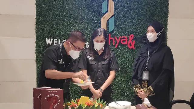 Helmy Yahya Luncurkan Buku tentang personal branding yang berjudul Who The Hell Are You?