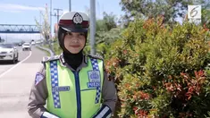 Anggota Polres Brebes menyebarkan informasi lalu lintas di kawasan pintu Tol Brebes Timur melalui media sosial.