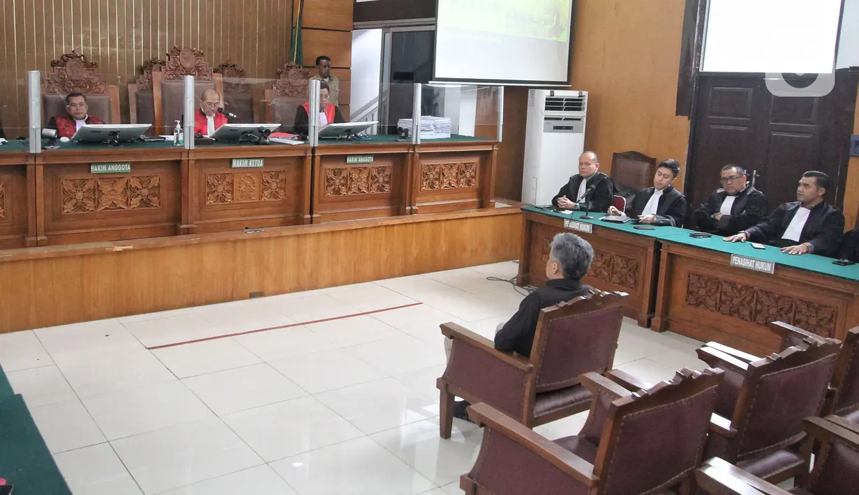 <p>Terdakwa sekaligus mantan Karo Paminal Divisi Propam Polri Hendra Kurniawan saat mengikuti sidang di Pengadilan Jakarta Selatan, Senin (27/2/2023). Dalam menjatuhkan putusan, hakim turut mempertimbangkan sejumlah keadaan memberatkan dan meringankan untuk Hendra. Hal yang memberatkan, Hendra dinilai berbelit-belit dalam persidangan. (Liputan6.com/Angga Yuniar)</p>