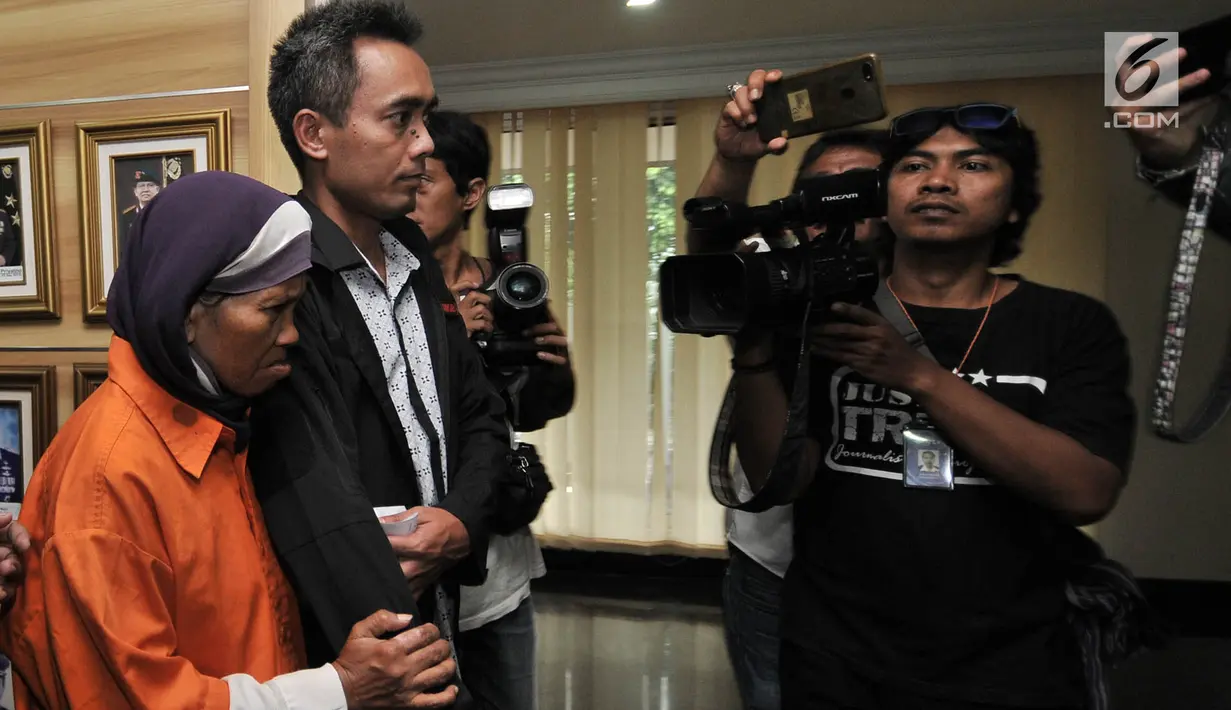 Petugas membawa pelaku berinsial A (55) untuk dihadirkan dalam rilis pengungkapan kasus penculikan balita ASA (3) di Mapolda Metro Jaya, Jakarta, Senin (15/4). Balita ASA, korban penculikan di Masjid Al Amin Bintara Jaya Bekasi, ditemukan di Stasiun Pasar Senen. (merdeka.com/ Iqbal S. Nugroho)