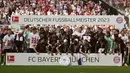 Selebrasi para pemain Bayern Munchen dengan trofi Liga Jerman 2022/2023 setelah berakhirnya laga pekan terakhir menghadapi FC Cologne di Cologne, Jerman (27/5/2023). Kemenangan 2-1 atas FC Cologne memastikan Bayern Munchen merebut gelar Liga Jerman 2022/2023. (AP Photo/Matthias Schrader)
