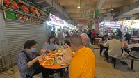 Pengunjung menikmati makanan di pusat jajanan (hawker) Tekka, Singapura, pada 17 Desember 2020. Budaya hawker atau jajanan kaki lima Singapura masuk dalam Daftar Warisan Budaya Takbenda UNESCO, menurut pernyataan PM Lee Hsien Loong melalui Facebook pada Rabu (16/12) malam. (Xinhua/Then Chih Wey)
