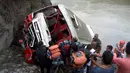 Tim penyelamat berkumpul di lokasi terceburnya bus sarat penumpang ke dalam sungai Trishuli di Distrik Dhading, Nepal, Sabtu (28/10). Bus nahas itu tergelincir dari jalan tol utama di ibu kota dan tercebur ke sungai. (HARIHAR SINGH RATHOR/AFP)