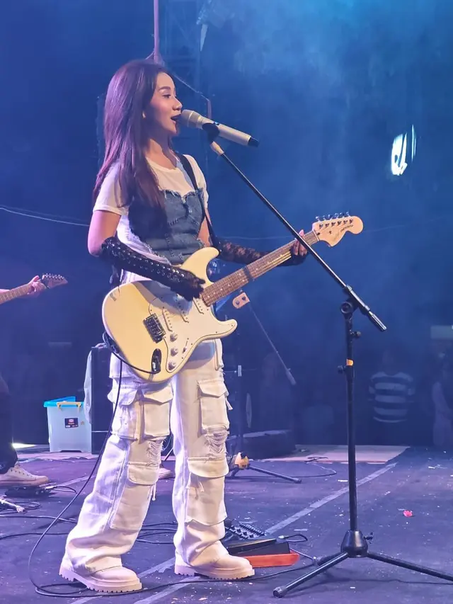 Gaya Mayang Lucyana Fitri Saat Main Gitar, Tampil Elegan hingga Jadi Rocker Panggung