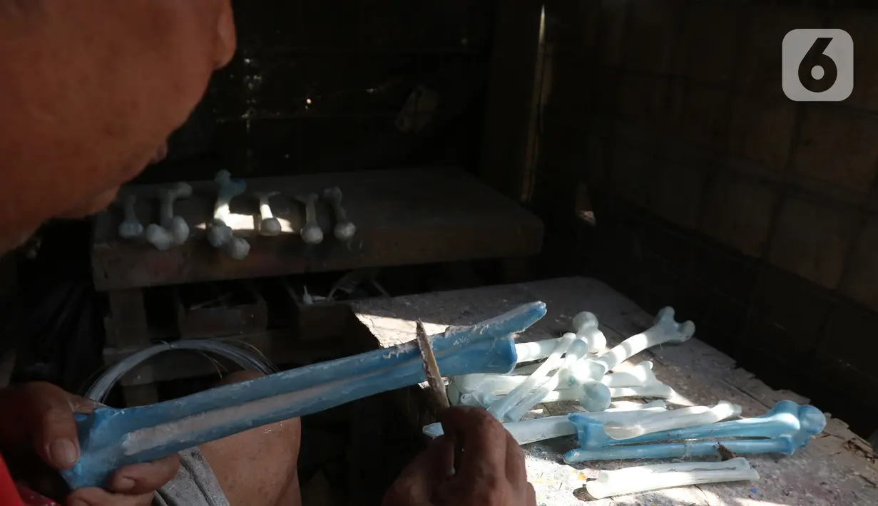 Pekerja menyelesaikan pembuatan kerangka organ tubuh di Cinangka, Depok, Jawa Barat, Rabu (11/12/2019). Manekin anatomi tubuh tersebut dijual dengan harga Rp 100 ribu hingga Rp 1 juta. (Liputan6.com/Herman Zakharia)