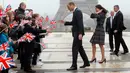 Anak-anak dari proyek Somme milik The British Council menyambut kedatangan Pangeran William dan Kate Middleton di Trocadero square, Paris, 18 Maret 2017. Dalam lawatannya ke Paris, Kate dan William tampak masih bersama. (AP Photo/Michel Euler, Pool)