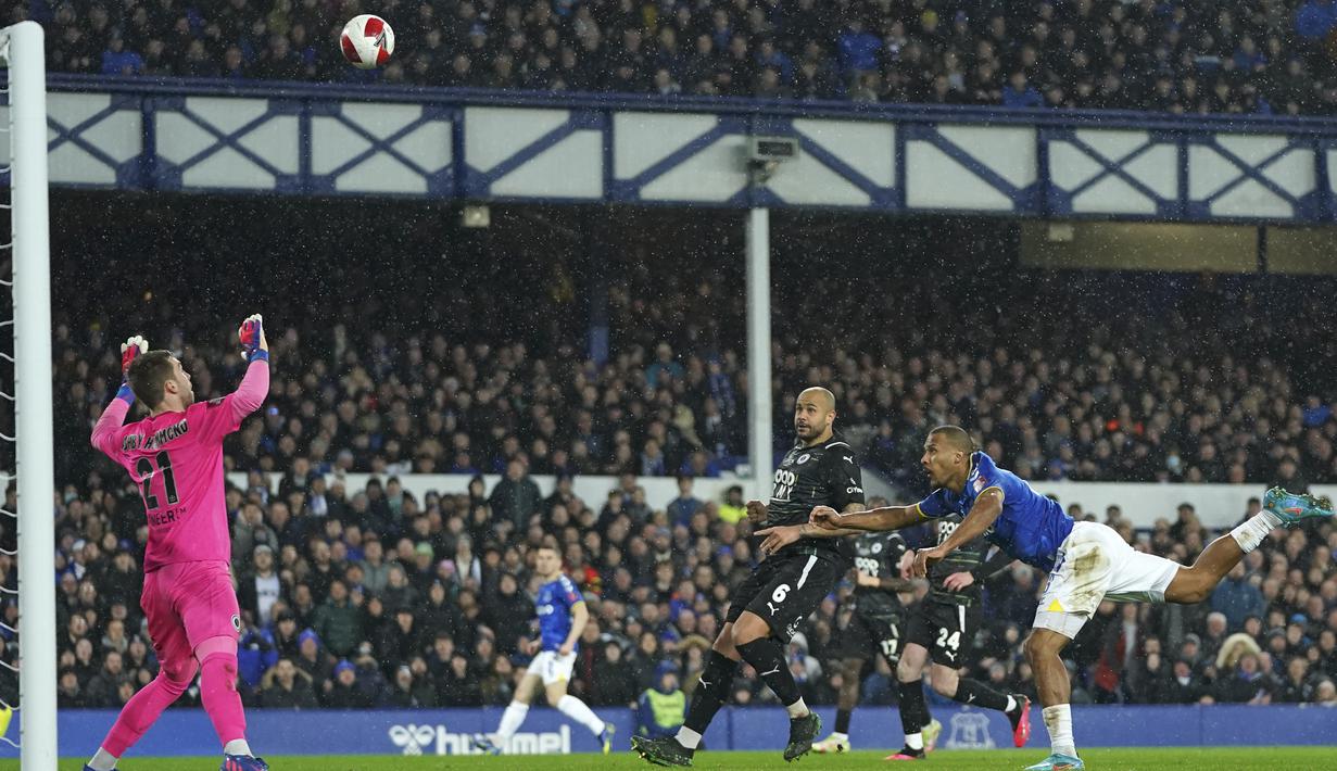 Penyerang Everton, Salomon Rondon (kanan) menyundul bola melewati mistar gawang saat bertanding melawan Boreham Wood pada putaran kelima Piala FA Inggris di Goodison Park di Liverpool, Inggris, Jumat (4/3/2022). Everton menang atas Boreham Wood 2-0. (AP Photo/Jon Super)