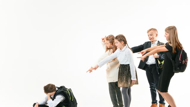 Selain perubahan perilaku, tanda lain yang perlu diwaspadai adalah perubahan dalam hubungan sosial anak.