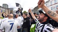 Sejumlah suporter Real Madrid dan Juventus saling meneriakkan slogan dukungan untuk tim kesayanganya di Cardiff (03/06/2017). Kedua suporter terlihat rukun jelang pertandingan final liga Champions. (EPA/Daniel Dal Zennaro)