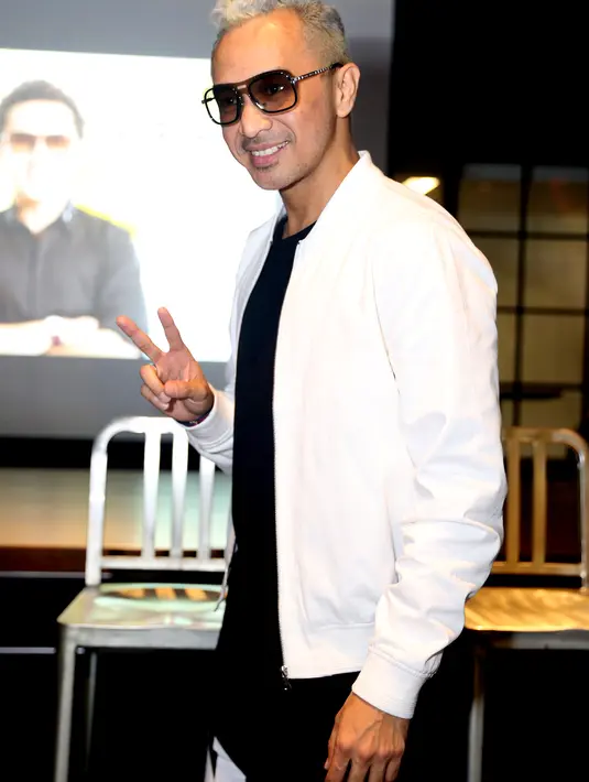 Ditempat yang sama, Giring Nidji ikut berduka atas meninggalnya ayahanda Ariel Noah pada Selasa, 29 Maret 2016, saat dirawat di Rumah Sakit Advent, Bandung, Jawa Barat. (Andy Masela/Bintang.com)