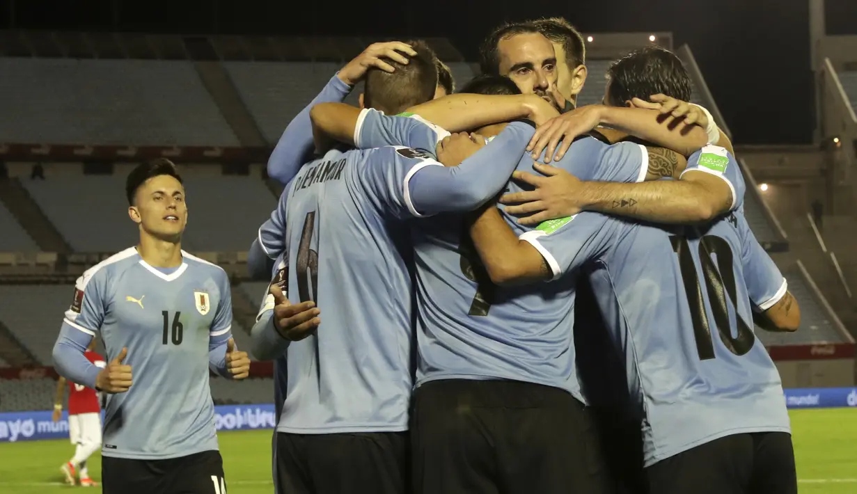 Pemain Uruguay merayakan gol yang dicetak Luis Suarez ke gawang Chile pada laga kualifikasi Piala Dunia 2020 zona Amerika Selatan di Estadio Centenario, Jumat (9/10/2020) pagi WIB. Uruguay menang 2-1 atas Chile. (AFP/ Raul Martinez/pool)