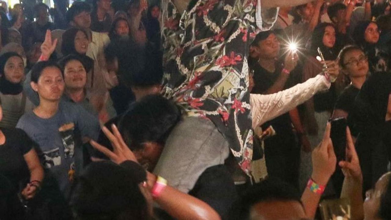Para penonton yang turut bergoyang mengiikuti alunan musik Feel Koplo di acara KapanLagi Buka Bareng BRI Festival 2024 di Plaza Timur Senayan, Jakarta, Minggu (24/3/2024). Foto: Liputan6.com / Herman Zakharia