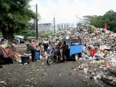 Petugas kebersihan beraktivitas di sekitar tempat pengelolaan sampah di kawasan Kalibata, Jakarta, Minggu (21/6/14). (Liputan6.com/Faizal Fanani)