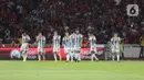 Kesulitan menembus pertahanan Indonesia, Argentina mencoba lewat tendangan jarak jauh. Usaha Leando Paredes pun gagal dihentikan Ernando Ari. Argentina unggul 1-0 di menit ke-38. Hingga turun minum skor tidak berubah. (Liputan6.com/Helmi Fithriansyah)