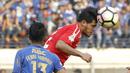 Gelandang Persib, Febri Hariyadi, duel udara dengan bek Semen Padang, Novan Setya pada laga Liga 1 Indonesia di Stadion Si Jalak Harupat, Bandung, Sabtu, (9/9/2017). Persib ditahan imbang 2-2 oleh Semen Padang. (Bola.com/M Iqbal Ichsan)