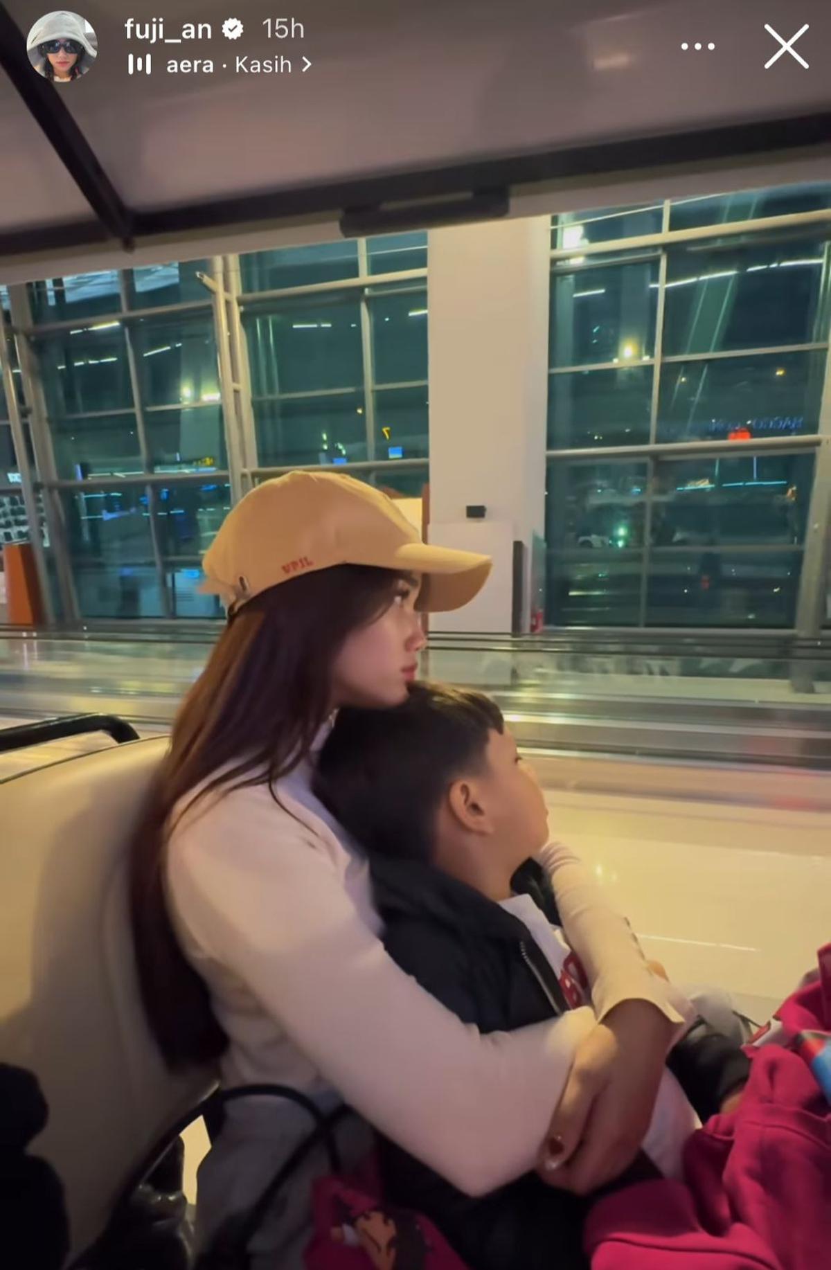 Potret Fuji Memeluk dan Mencium Gala Sky di Bandara, Bukti Kasih Sayang Seperti Anak Sendiri