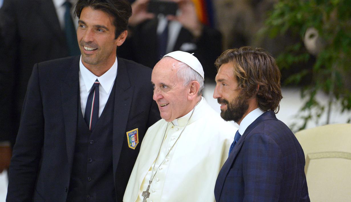 Paus Fransiskus (tengah) berfoto bersama dengan pemain Timnas Italia, Andrea Pirlo (kanan) dan Gianluigi Buffon (kiri) pada 1 September 2014 selama pertemuan dengan penyelenggara, pemain, dan tamu pertandingan sepak bola antar agama "pertandingan untuk perdamaian", yang dimainkan di Stadion Olimpiade Roma, Italia. (AFP/Vincenzo Pinto)