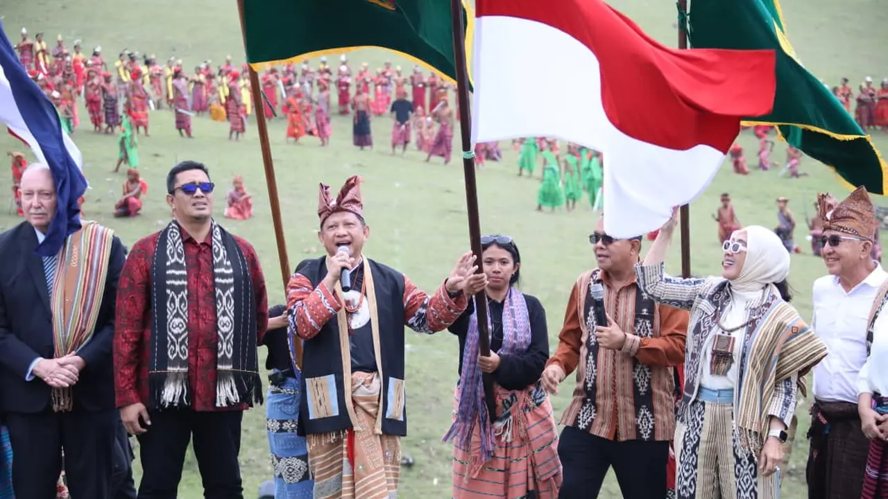 Menteri Dalam Negeri (Mendagri) Muhammad Tito Karnavian membuka Festival Fulan Fehan IV di Desa Dirun, Kecamatan Lamaknen, Kabupaten Belu, Nusa Tenggara Timur (NTT), Sabtu (27/6/2026). (Dok. Istimewa)