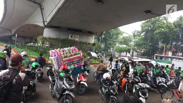 Kolong Flyover Kalibata Jadi Tempat Mangkal Ojek Online