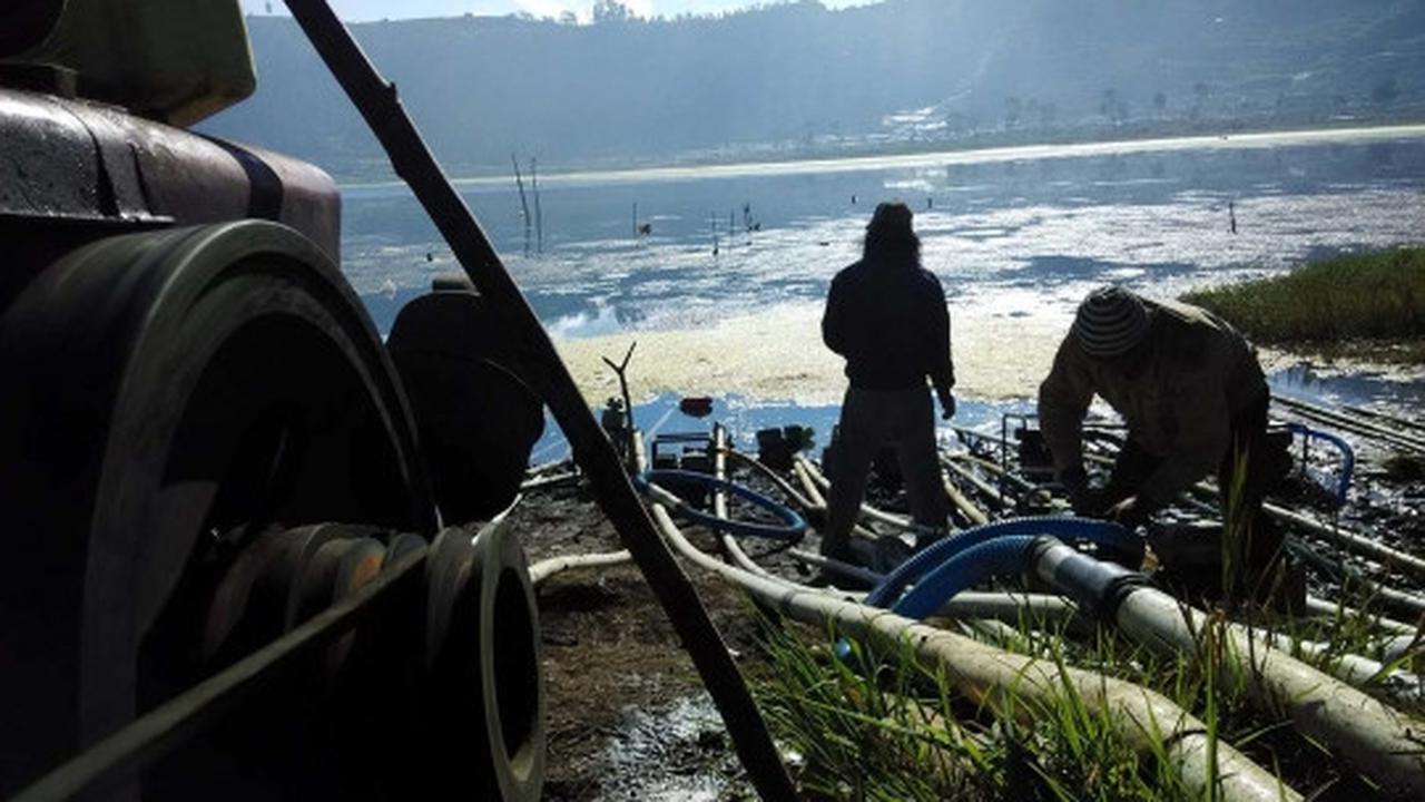 Kekeringan, petani kentang Dieng sedot air Telaga Merdada