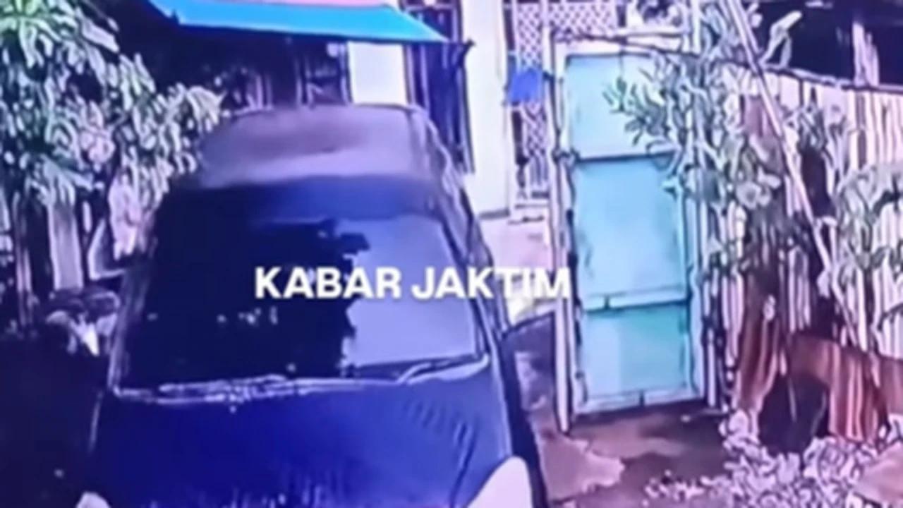Viral! Mobil Tabrak Anak-Anak yang Sedang Bermain Tanah di Parkiran Jatinegara