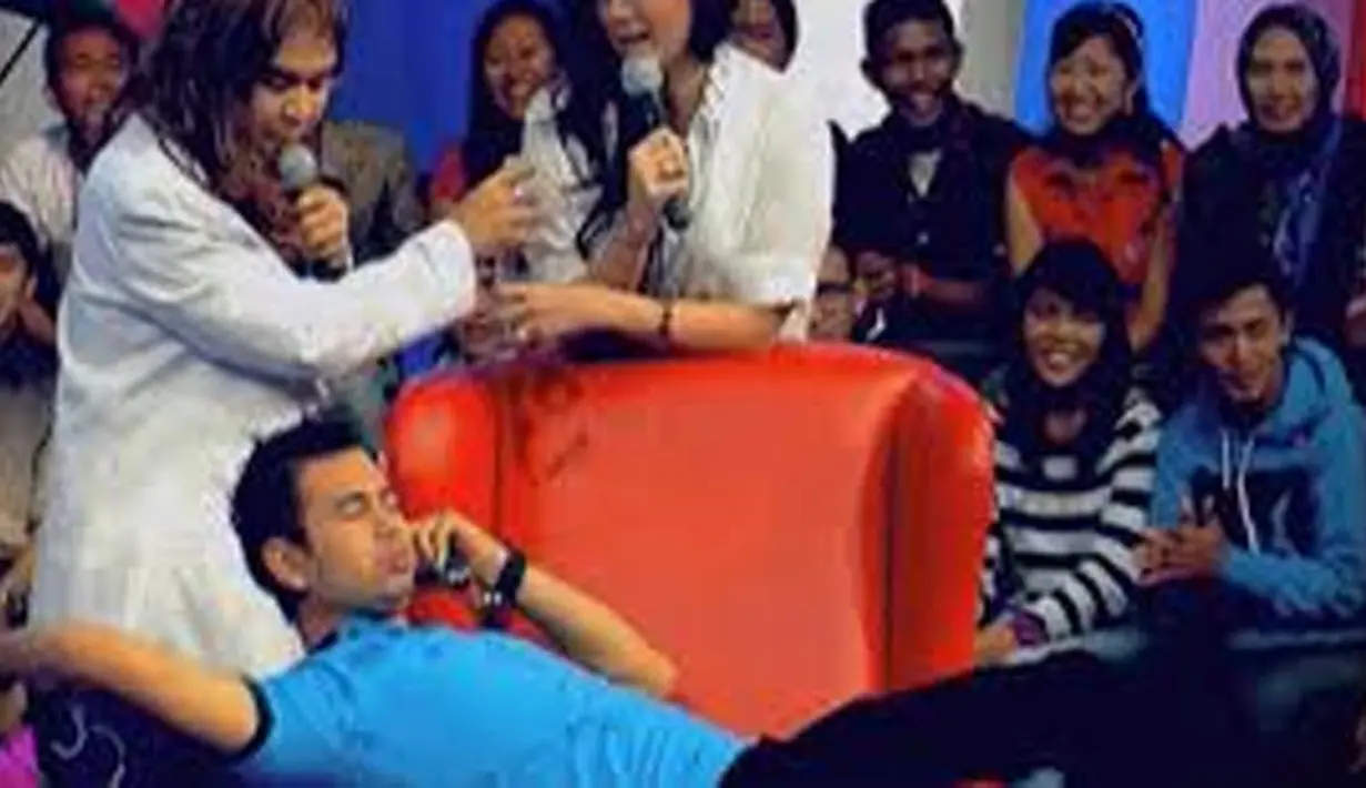 Wah! Raffi Ahmad tidur di pangkuan siapa tuh?