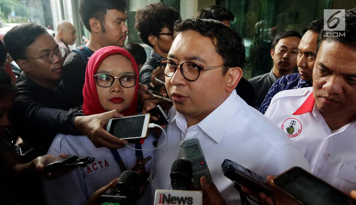 Sekjen Partai Gerindra Fadli Zon memberi keterangan kepada awak media usai mendatangi Bareskrim Mabes Polri, Jakarta, Jumat (2/3). Salah satu akun yang dilaporkan oleh Fadli Zon adalah akun twitter milik Ananda Sukarlan. (Liputan6.com/Johan Tallo)