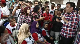 Cawagub DKI Jakarta, Djarot Saiful Hidayat saat menyapa warga Kampung Makasar, Jakarta, Kamis (8/12). Dengan disambut warga dan anak-anak Djarot menyusuri Jalan Kerja Bakti yang menjadi lokasi blusukan-nya. (Liputan6.com/Faizal Fanani)