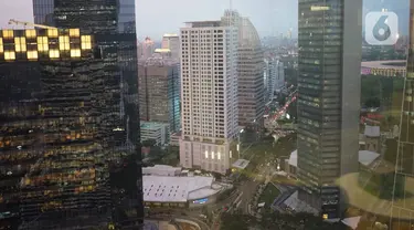 Suasana gedung perkantoran terlihat dari kawasan Senayan, Jakarta, Kamis (16/1/2020).Colliers International Indonesia memperkirakan pasar gedung perkantoran masih akan tertekan di tahun ini, penyebabnya ketidakseimbangan antara pasokan dengan permintaan. (Liputan6.com/Immanuel Antonius)