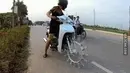 Fabio Quartararo senyum tipis lihat modifikasi ban motor ini. (Source: 1cak.com)