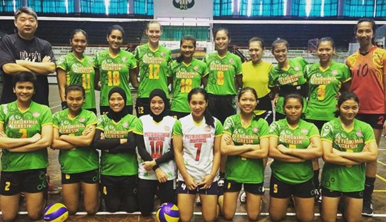 Alaina Bergsma bersama tim putri Gresik Petrokimia yang akan tampil di Proliga 2016. (Instagram/AlainaBergsma)