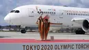 Sebuah pesawat yang membawa api Olimpiade tiba sebelum upacara kedatangan obor di Pangkalan Udara Matsushima, Prefektur Miyagi, Jumat (20/3/2020).  Jepang bersikeras menyelenggarakan Olimpiade 2020 pada 24 Juli hingga 9 Agustus tepat waktu di tengah ancaman Covid- 19 . (AP /Eugene Hoshiko)