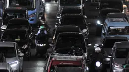 Kemacetan arus lalu lintas di Jalan DI Panjaitan, Jakarta, Selasa (11/12). Kemacetan yang terjadi dari arah Cawang-Tanjung Priok terjadi akibat uji coba pintu keluar tol Becakayu. (Merdeka.com/ Iqbal S. Nugroho)