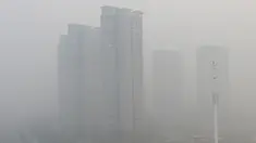 Kabut asap terlihat menutupi udara di Beijing, China, Senin (30/11). Pemerintah setempat mengumumkan keadaan siaga dan menyarankan warga Beijing untuk tetap berada dalam rumah karena kandungan polusi udara yang berbahaya. (CHINA OUT AFP PHOTO)