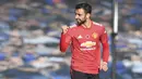 Gelandang Manchester United, Bruno Fernandes, merayakan gol yang dicetaknya ke gawang Everton pada laga lanjutan Liga Inggris di Goodison Park Stadium, Sabtu (7/11/2020) malam WIB. Manchester United menang 3-1 atas Everton. (Paul Ellis/Pool via AP)