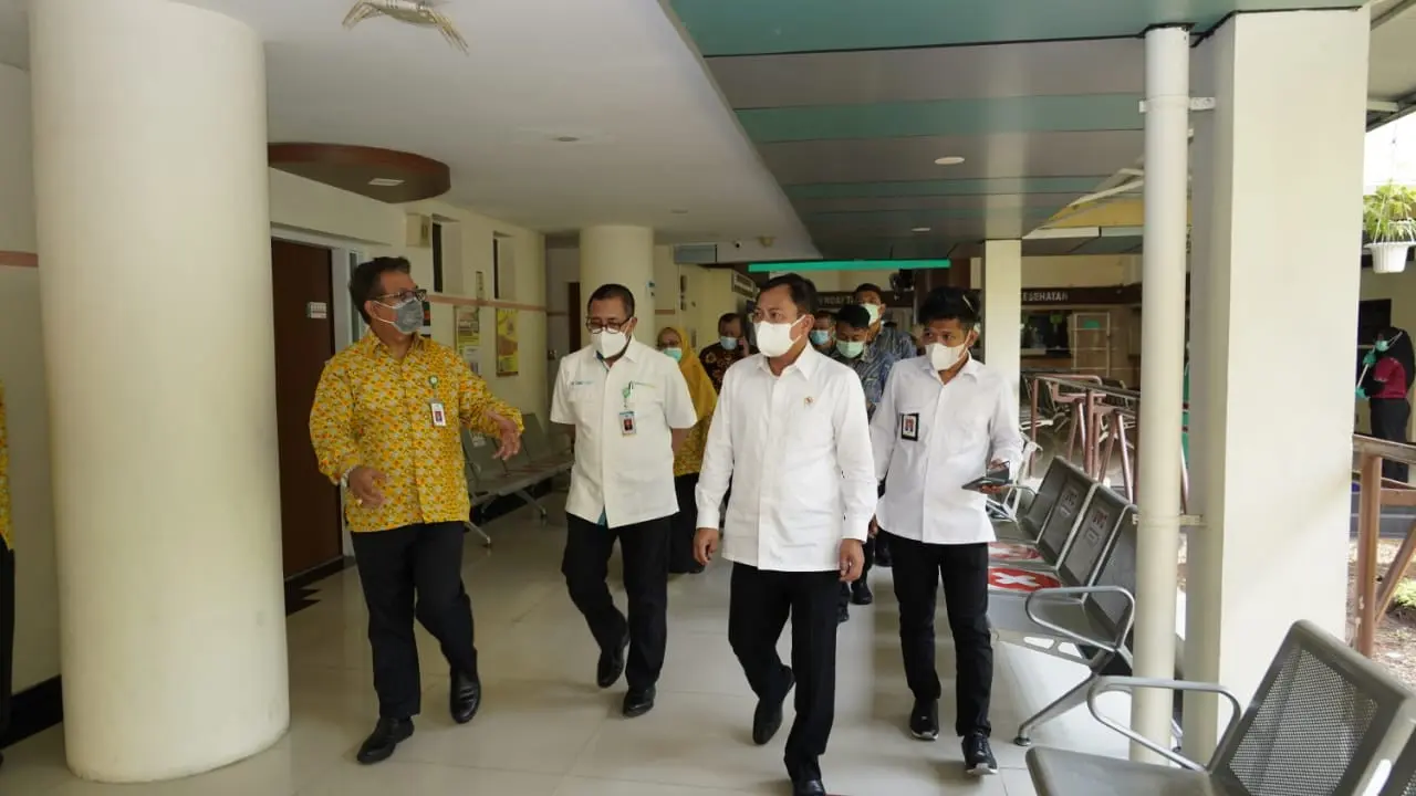 Dirut RSPI Sulianti Saroso, Mohammad Syahril bersama Menteri Kesehatan Terawan Agus Putranto. (Istimewa)