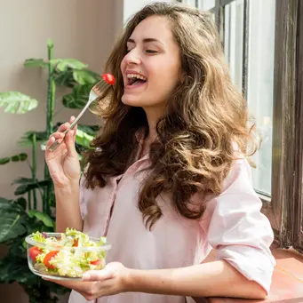 Sahabat Fimela, pola makan yang seimbang dapat membantu dalam pencegahan GERD. [Dok/freepik.com]