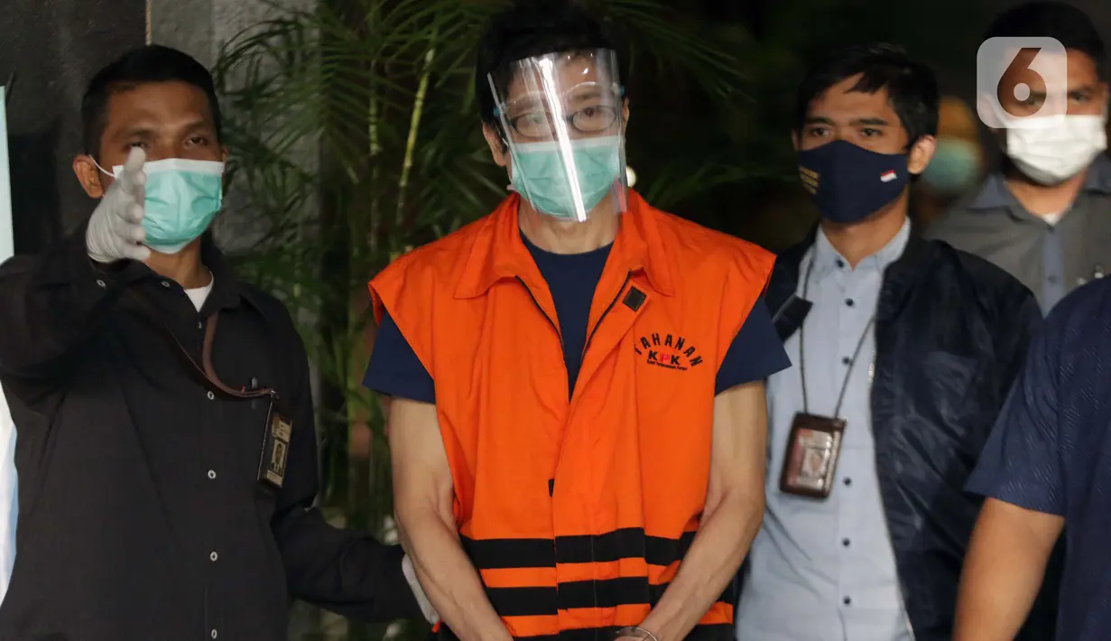Tersangka dugaan suap, Samin Tan usai menjalani rilis penahanan di Gedung KPK, Jakarta, Selasa (6/4/2021). Samin Tan ditahan KPK terkait dugaan suap kepada mantan anggota DPR Eni Maulani Saragih untuk pengurusan terminasi kontrak PKP2B PT AKT di Kalimantan Tengah. (Liputan6.com/Helmi Fithriansyah)