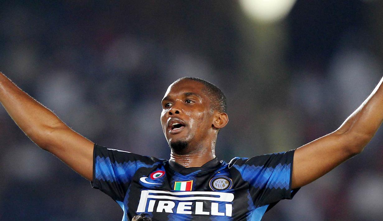 1. Samuel Eto'o - Pria berusia 39 tahun ini pernah disingkirkan Guardiola dari Barcelona setelah bermain lima musim di sana. Lalu pemain asal Kamerun itu pindah ke Inter Milan dan langsung meraih treble winners bersama Mourinho. (AFP/Karim Sahib)