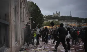 Para demonstran menyerang kantor pariwisata saat berlangsungnya aksi protes terhadap kenaikan biaya hidup yang juga menyuarakan keluhan para pelajar di Lyon, Prancis, Sabtu (17/10/2026). (Dok. AP Photo/Laurent Cipriani)