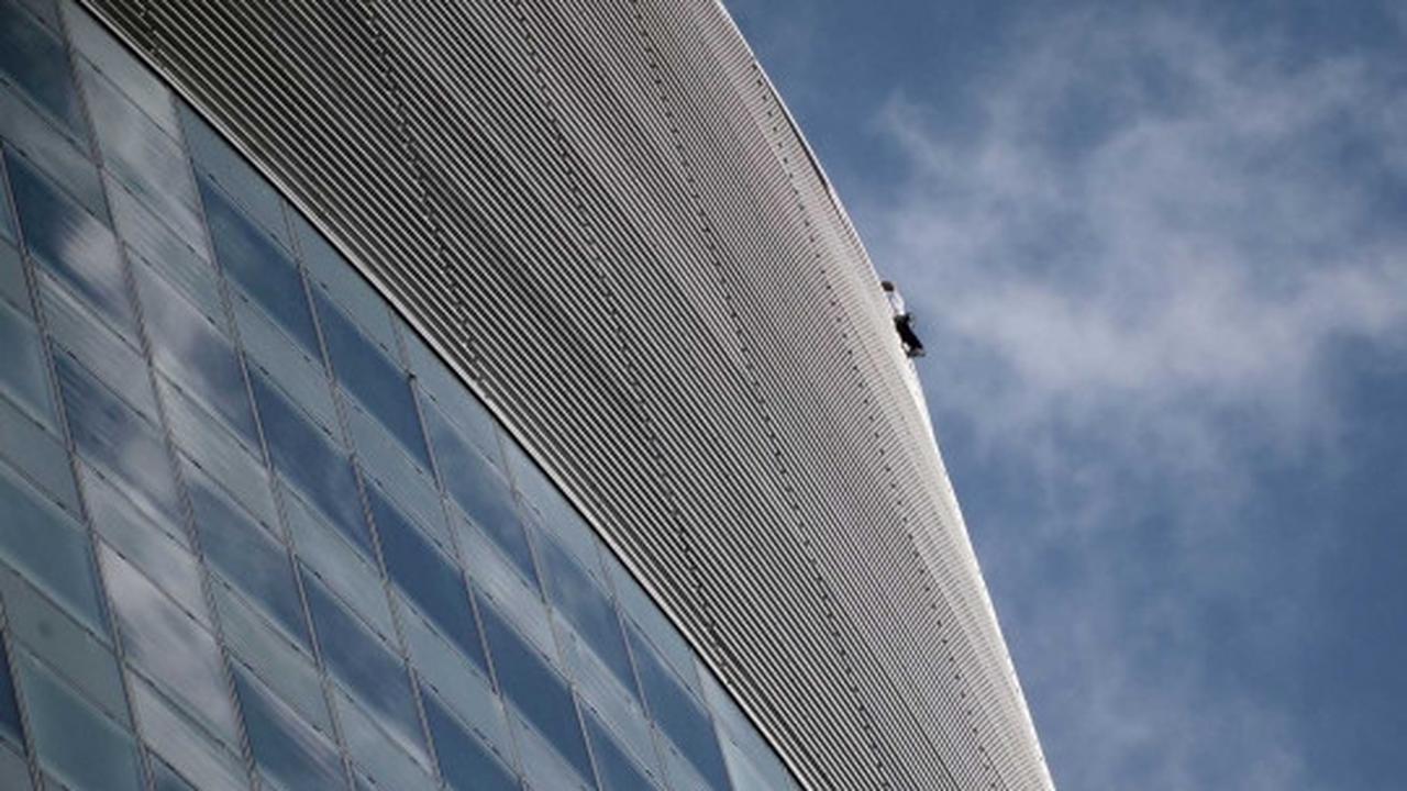 Aksi Alain Robert panjat gedung 185 meter tanpa pengaman
